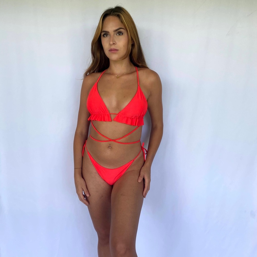 Bikini - Picture 1 of 2